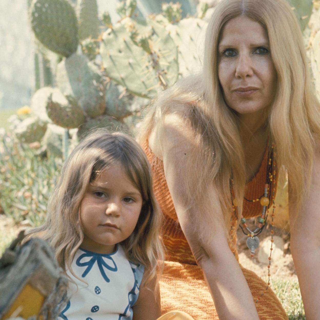 Eugenia Martínez de Irujo y Cayetana de Alba, fotografiadas en los años 70 en el jardín del palacio sevillano de Dueñas. 