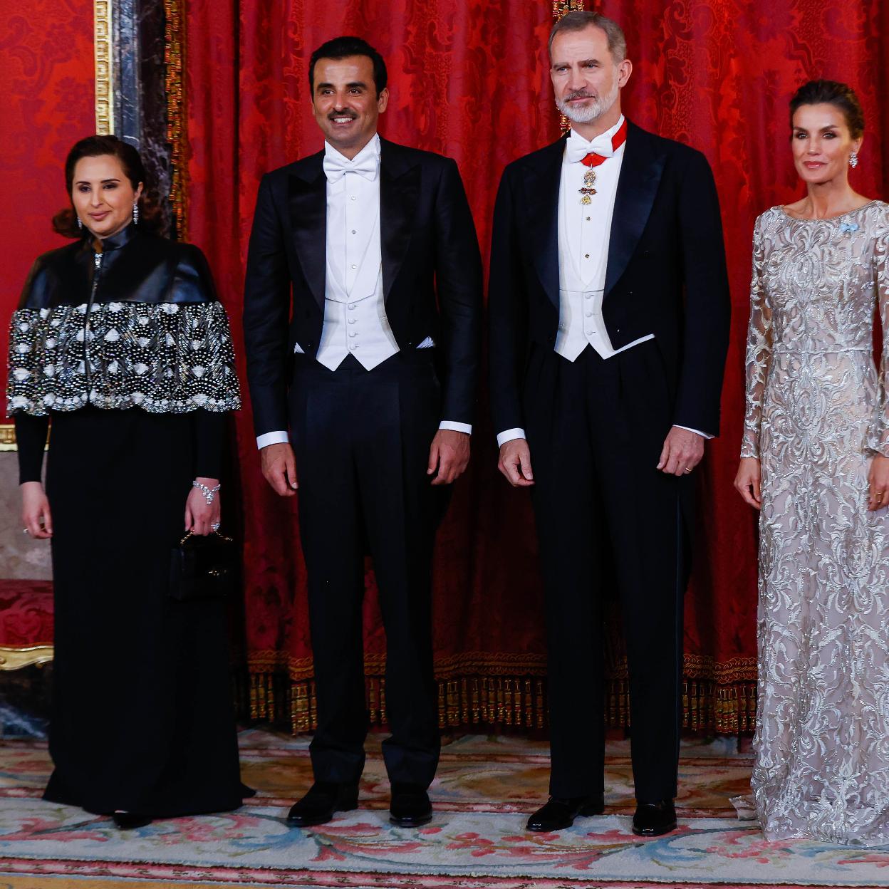 La jequesa de Qatar, Jawaher Bint Hamad, y el emir Tamim bin Hamad Al Thani, junto a Felipe VI y la reina Letizia en su última visita a nuestro país.