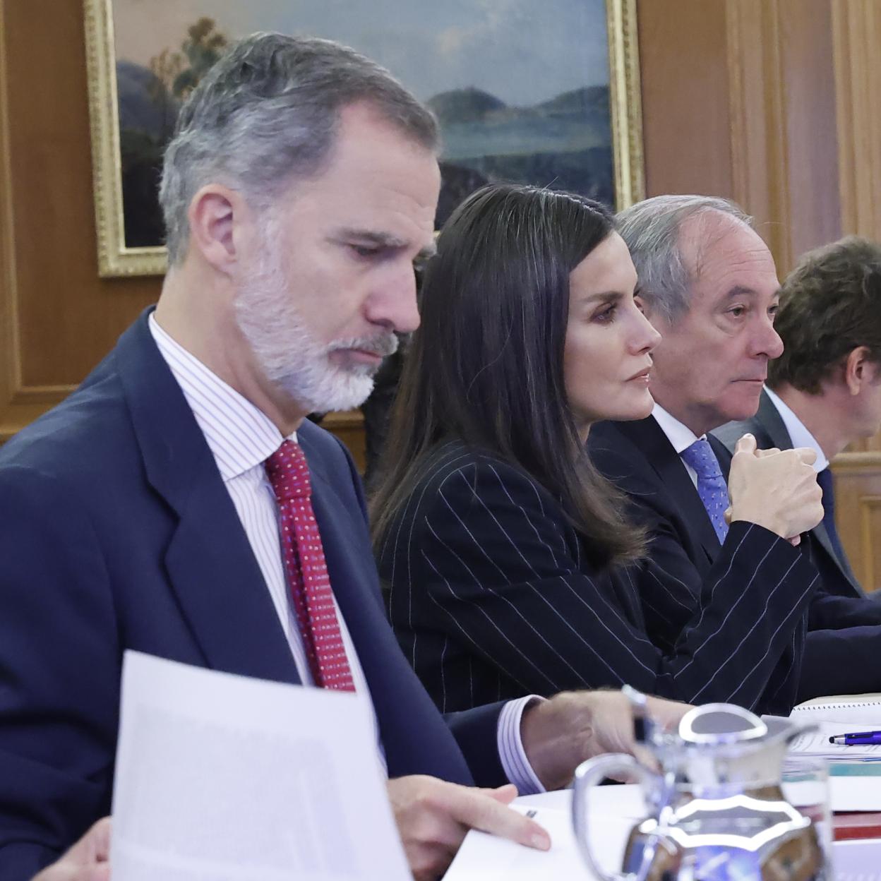 La reina Letizia ha usado el traje de rayas en su última reunión.