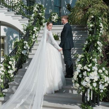 Imagen secundaria 1 - El vestido de novia de Naomi iba acompañado de un velo con bordados.