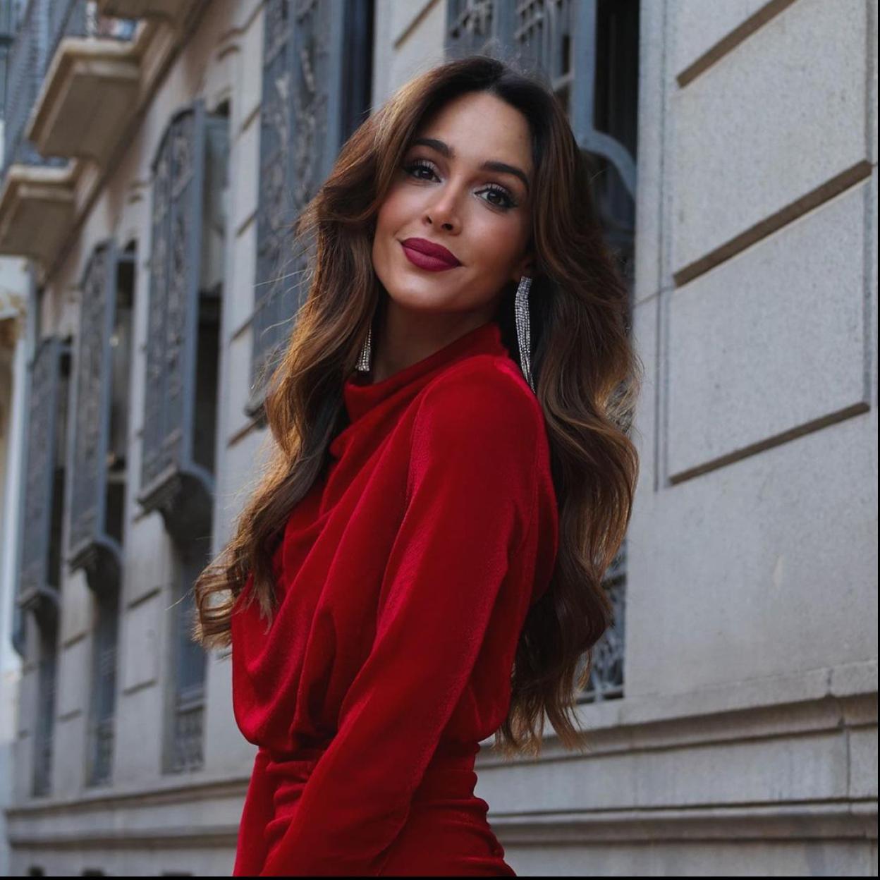 Rocío Osorno con un vestido rojo.