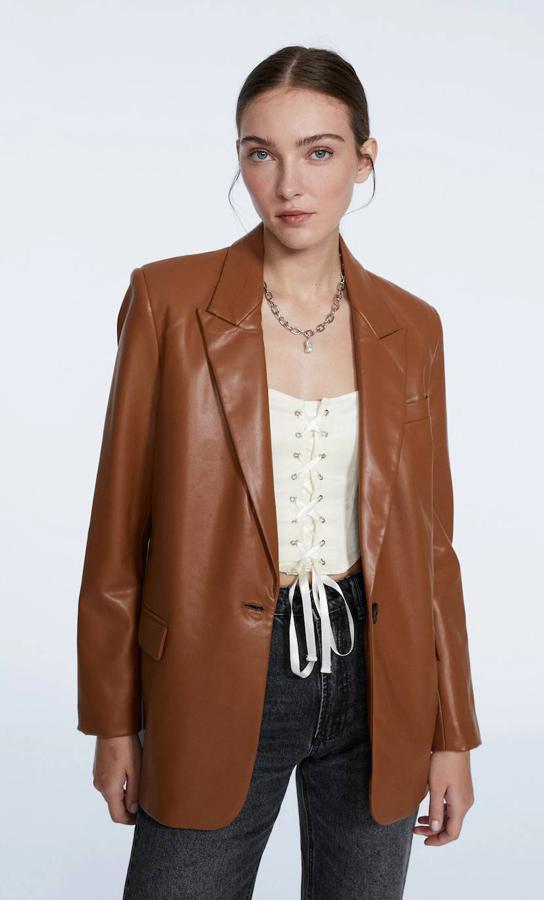 Blazer en tejido efecto piel con cuello solapa con muesca, corte recto, hombros marcados, manga larga y tres bolsillos, tono marrón tabaco, de Stradivarius. Hazte con ella por 35,99 euros.