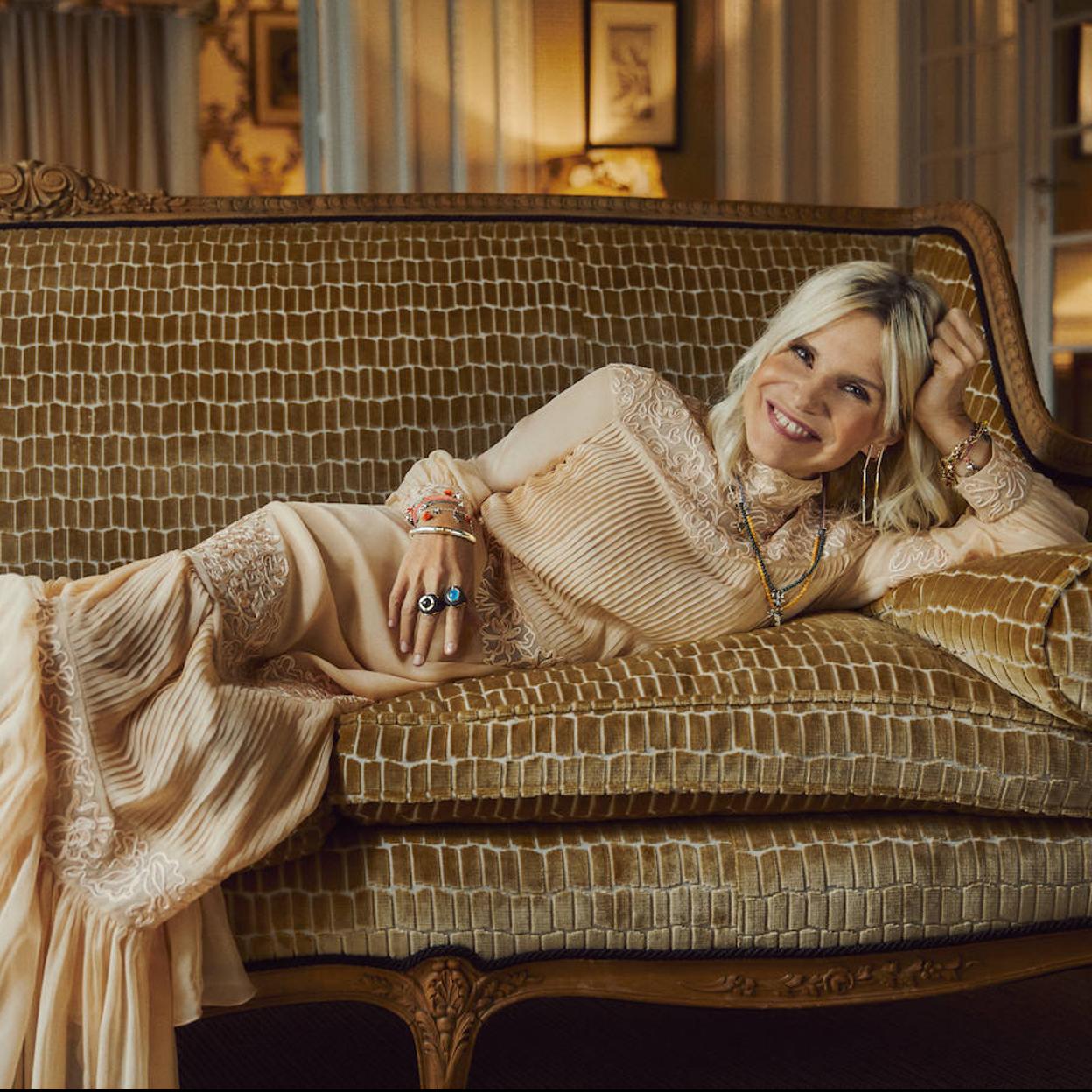 Eugenia Martínez de Irujo lleva un vestido de Teresa Helbig. Los anillos, las pulseras y el collar son todos de Tous.