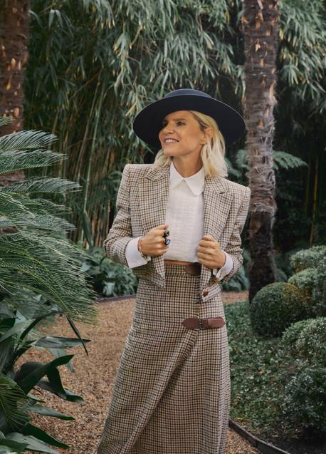 Imagen - Eugenia Martínez de Irujo posa para Mujerhoy con traje y camisa de Teresa Helbig, joyas de Tous y sombrero de Roger Vivier. La fotografía es de Rosa Copado y el estilismo, de Almudena Carnicero.