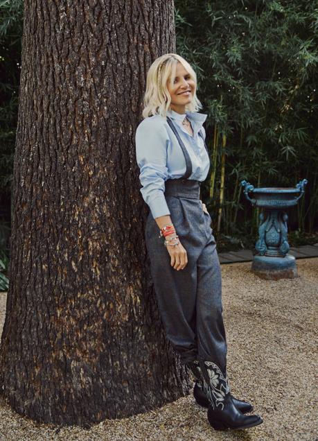 Imagen - Camisa y peto de IQ Collection, y botas de Golden Goose. Fotografía: Rosa Copado / Estilismo: Almudena Carnicero.