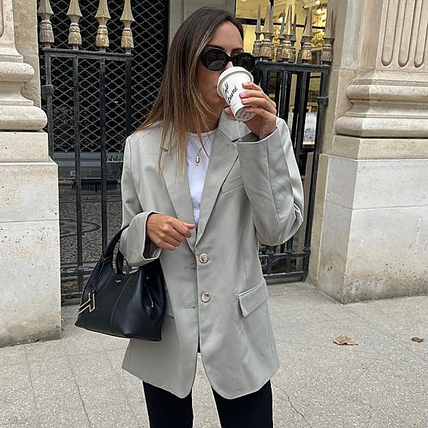 Imagen principal - Las influencers han confirmado que este bolso negro es el favorito.