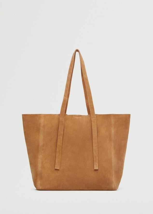 Bolso tipo shopper grande en tejido de piel de ante con asas de hombro, bolsillo y cierre por botón a presión, color cuero. Lo comprarás con descuento a 27,99 euros.