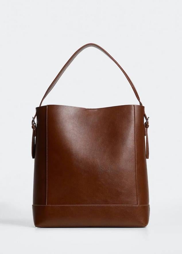 Bolso cuadrado en tejido efecto piel con asa corta y saco en el interior, color marrón. Puedes encontrarlo ahora a 29,99 euros.