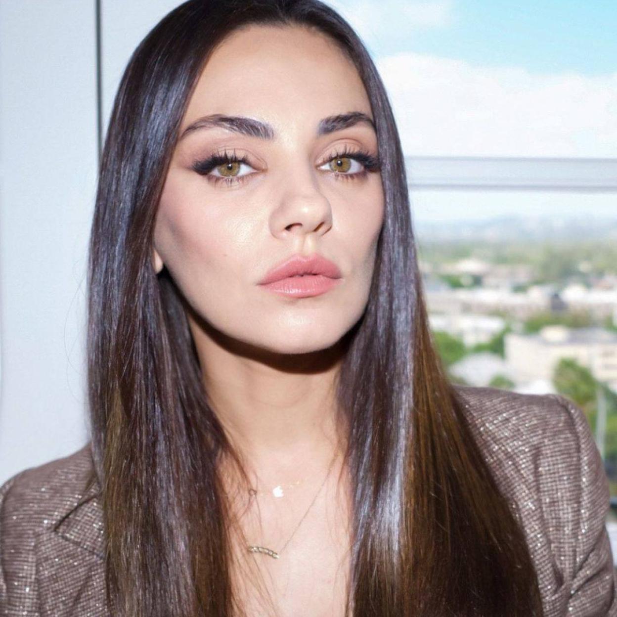 La mirada abierta y radiante de Mila Kunis la conseguirás con estos contornos de ojos con descuento