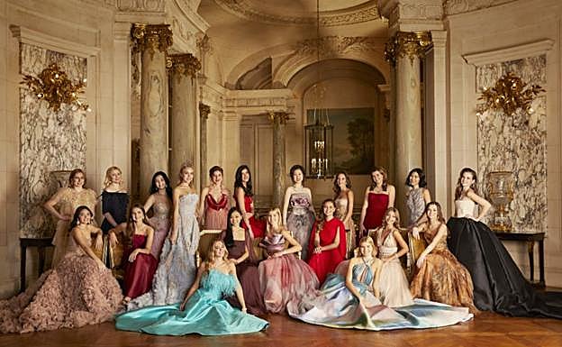 Imagen de las debutantes en Le Bal 2019, con las gemelas Victoria y Cristina Iglesias, las hijas de Julio Iglesias.