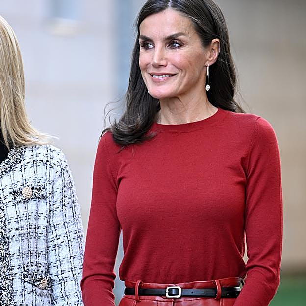 Letizia sorprende con un llamativo total look rojo con pantalones y jersey de Lefties para apoyar dos iniciativas para la salud mental
