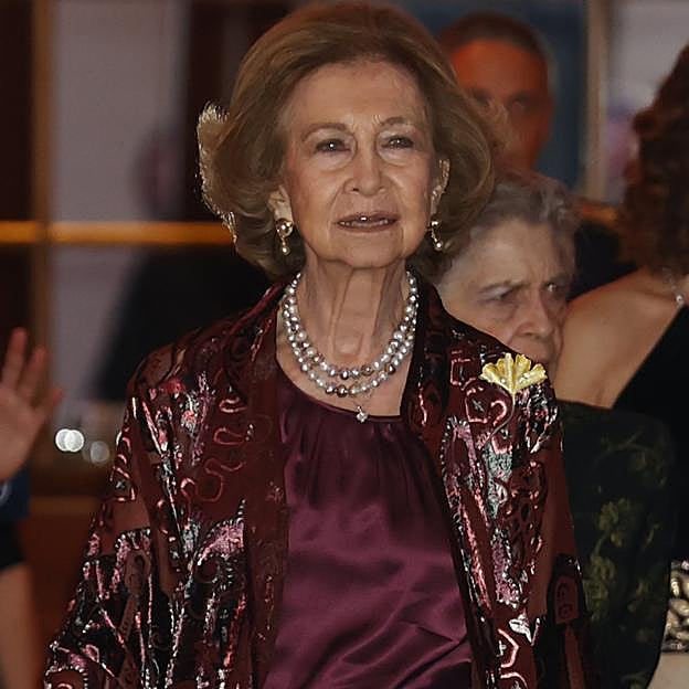 La original chaqueta tipo túnica de la reina Sofía que todas van a querer copiar y que hemos encontrado en Zara