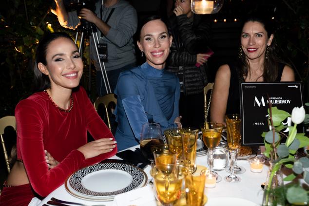 Las influencers Ana Moya y Rocío Barea junto a Nayra Montesinos, directora de Eventos de CMVocento.