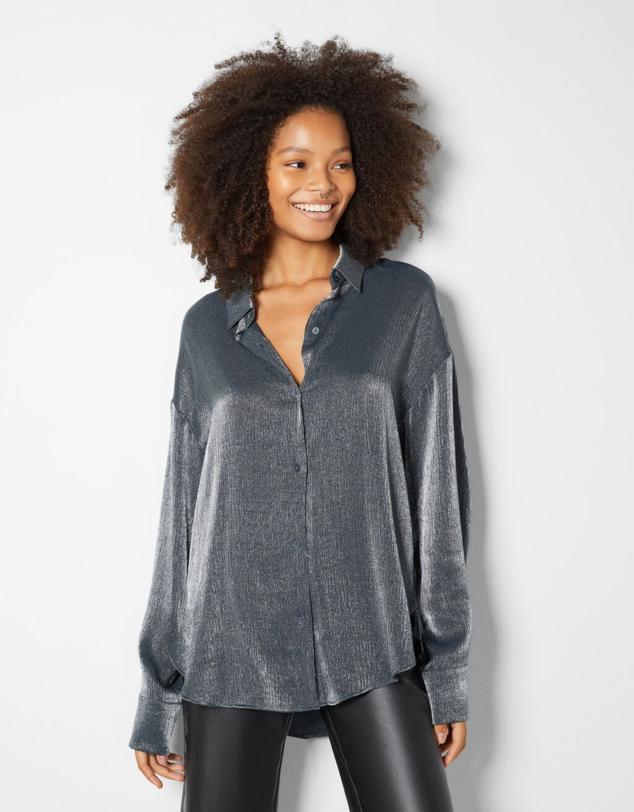 Camisa satinada de manga larga en color plateado. Precio: 12,91 euros (antes 25,99 euros). Cómpralo aquí