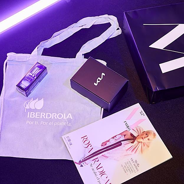 Imagen principal - Foto de la goodie bag, Isabelle Junot llegando al evento en un transfer de KIA y jamón de Sánchez Romero Carvajal.