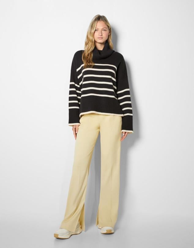 Pantalón de traje con pernera ancha y abertura en el bajo. Precio: 12,99 euros (25,99 euros). Cómpralo aquí