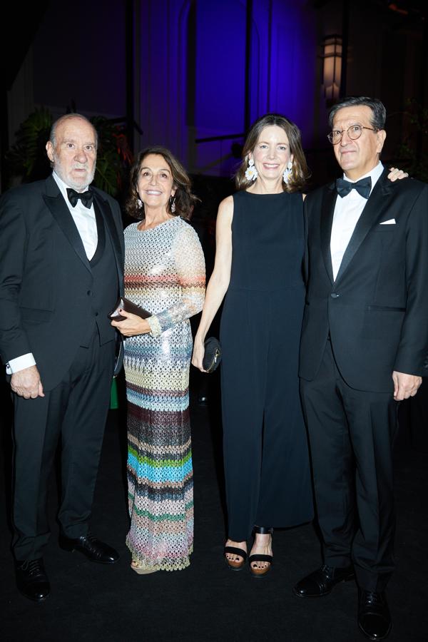 Mariano Linares, consejero de Taller de Editores y de Diario Montañés; su mujer, Pepa Plaza; la pintora Paula Varona, y su marido, Enrique Ybarra, consejero de Vocento