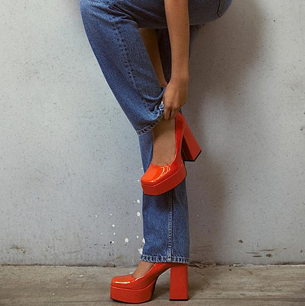 Así son los zapatos de tacón de Pull&Bear.