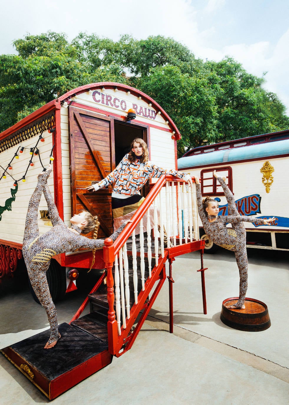 Jersey de algodón, falda con texturas y botas doradas, todo de Prada.