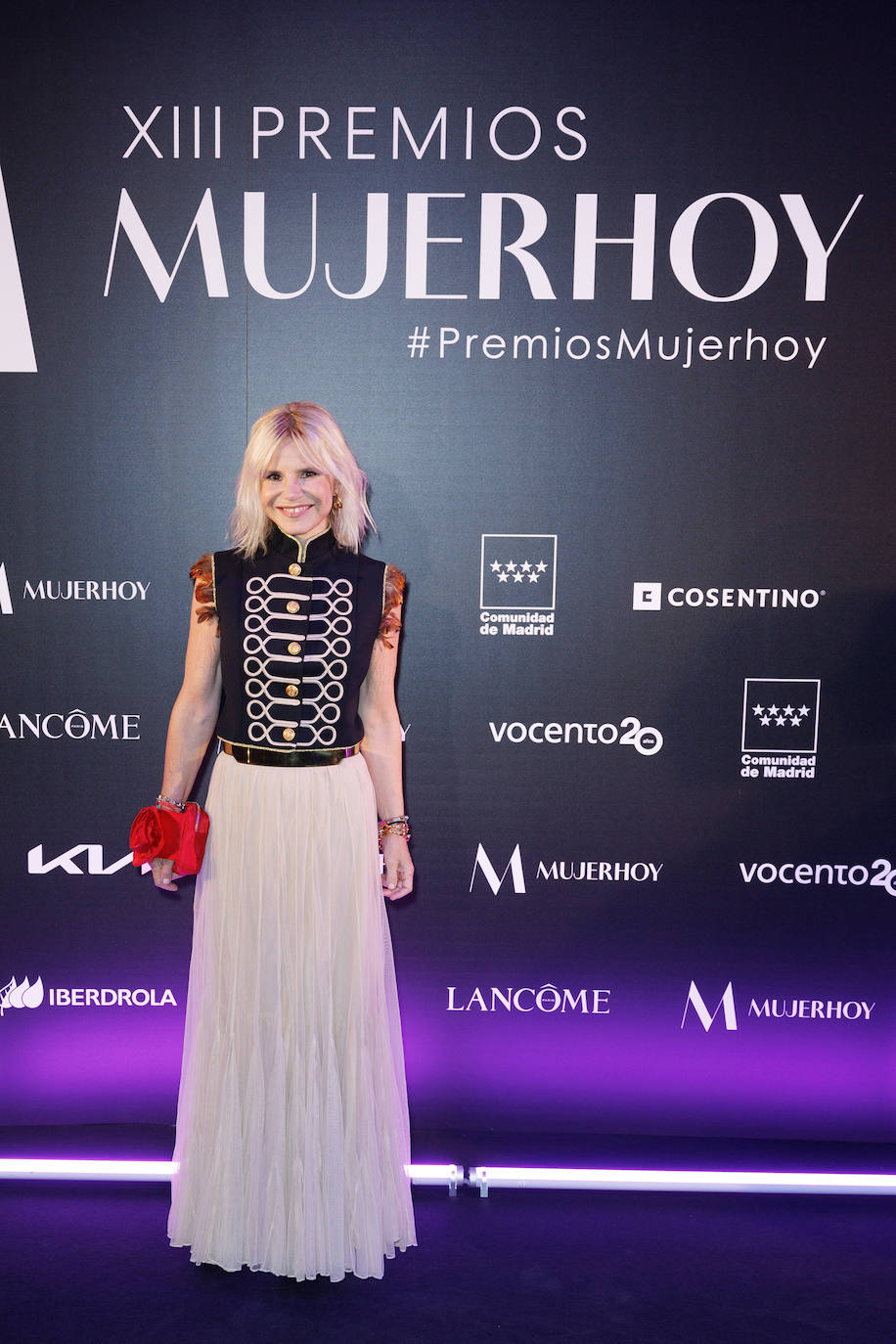 Eugenia Martínez de Irujo, flamante ganadora del Premio Mujerhoy 2022, con chaqueta de The Extreme Collection, falda de Zaitegui Studio y bolso pulsera de Celina Martín, todo para ES Fascinante.