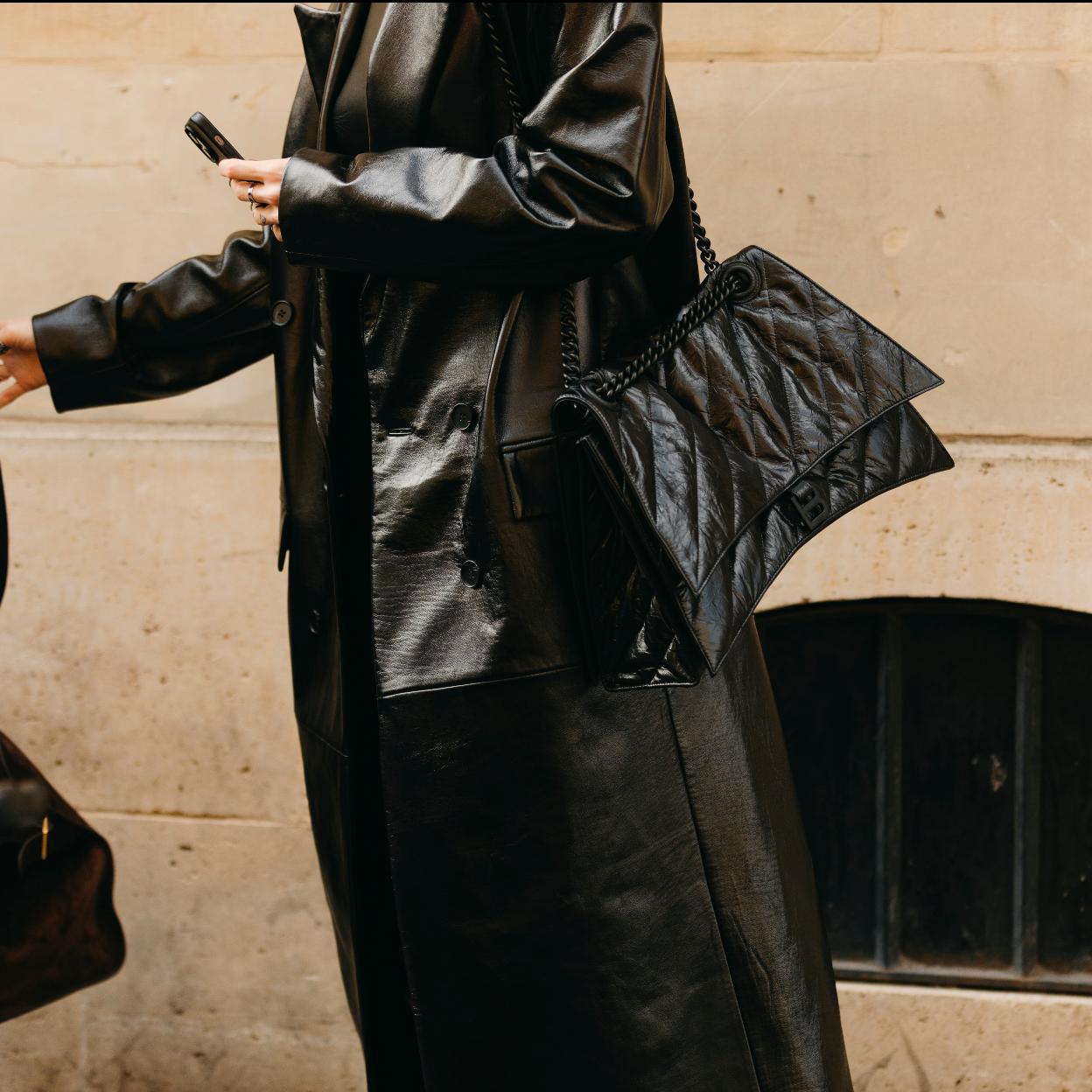 El bolso shopper en negro de menos de 50 euros que comprar en el Black Friday