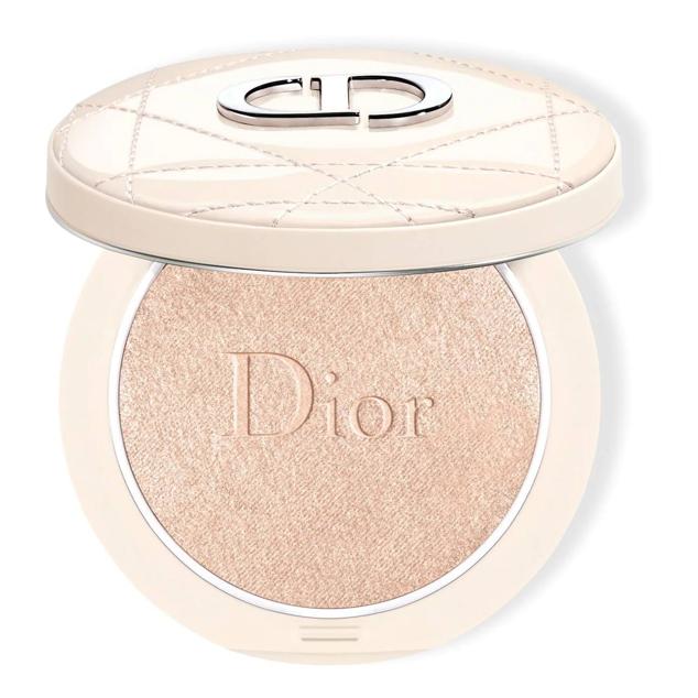 Dior Forever Couture Luminizer revela un espectacular acabado iridiscente con sus pigmentos nacarados concentrados con reflejos multidimensionales que reflejan los diferentes tipos de luz para una piel radiante. Cómpralo aquí