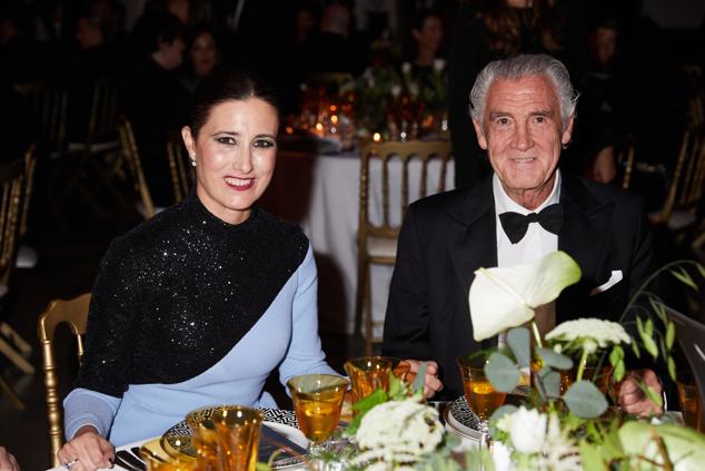 Samary Fernández Feito, directora general del Área de Lujo, Estilo de Vida y Revistas de Vocento, con Evelio Acevedo, directo gerente del Museo Thyssen-Bornemisza.