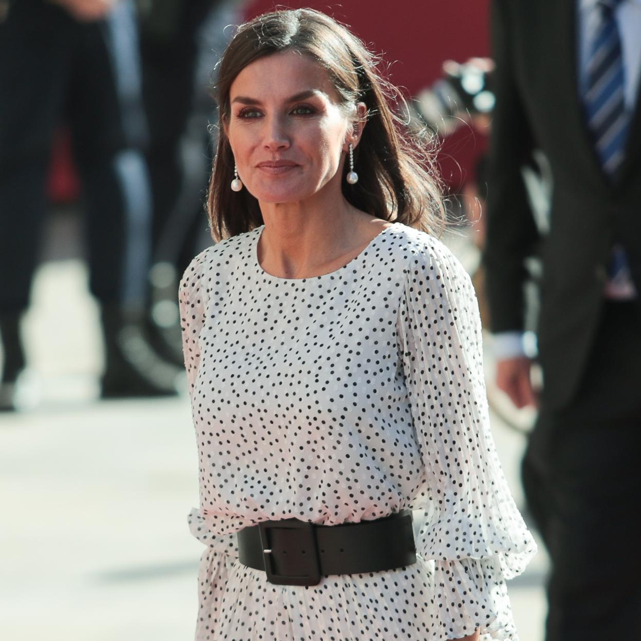 La reina Letizia con un vestido de lunares.