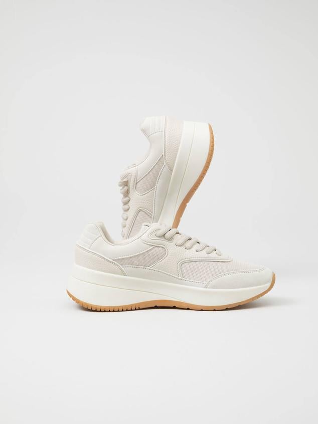 Zapatillas deportivas casual en combinación de materiales con suela gruesa y cordones, de Lefties. Tienen un coste de 22,99 euros.