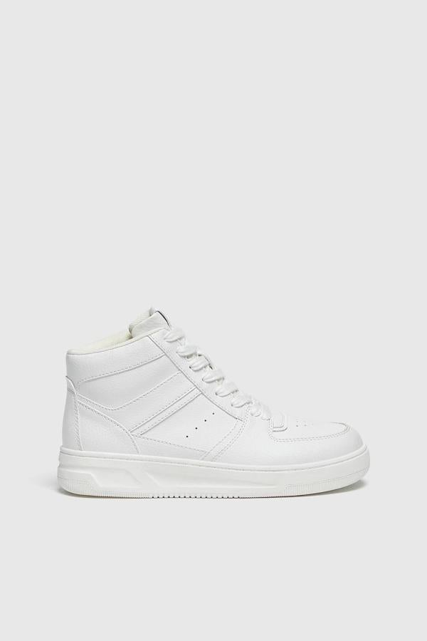 Zapatillas deportivas tipo botín con caña baja, cordones y suela gruesa, de Pull&Bear. Hazte con ellas por 19,99 euros.