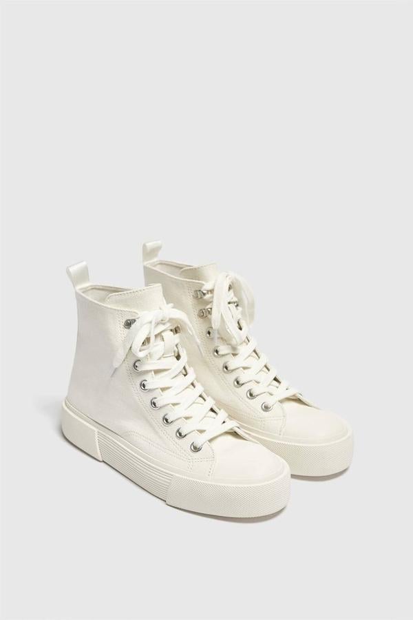Zapatillas deportivas tipo botín en tejido canvas con cierre de cordones y caña baja, de Pull&Bear. Está disponibles por 25,99 euros.