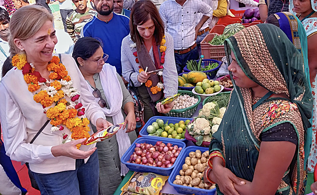La infanta Cristina visitó uno de los mercados locales de fruta durante su visita a varias poblaciones de la India. 