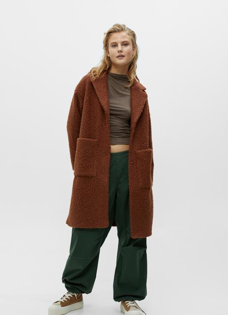 Imagen - Abrigo de pelo rizado marrón de Pull&Bear, 39,99€.