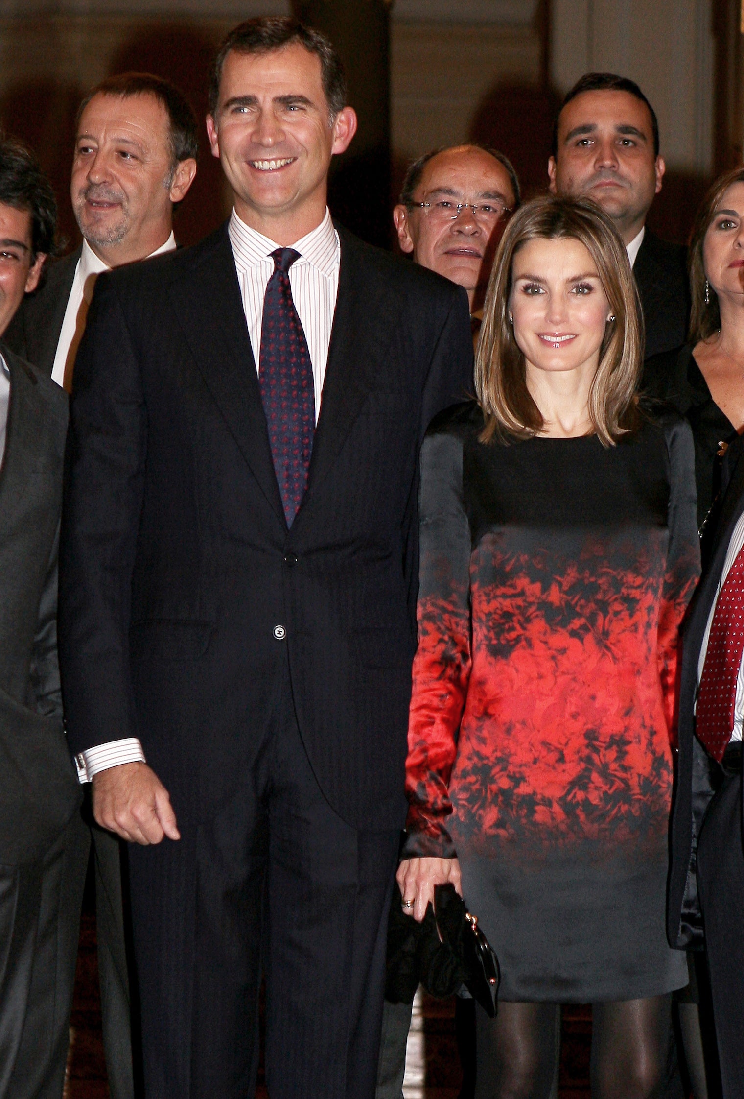 Una de las marcas refugio de la reina, incluso antes de que pudier estabilizar un equipo de estilismo al mando de Eva Fernández, es Hugo Boss. Firma este pequeño vestido negro con estampado de hojas rojas que favorecía muchísimo a Letizia, aunque las medias tupidas son un poco inexplicables. Un diez también para un look de pelo súper natural. 