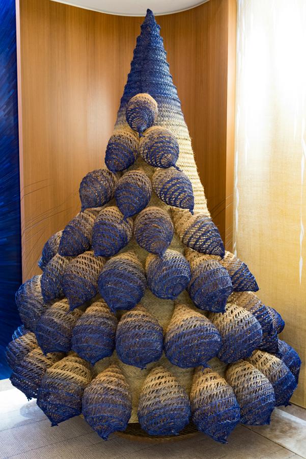 Con la colaboración del artista Javier S. Medina, la marca Chaumet trabaja el esparto, lo trenza y lo cose con hilo bramante para crear un árbol. Su inspiración es sorprendente: los abejorros.