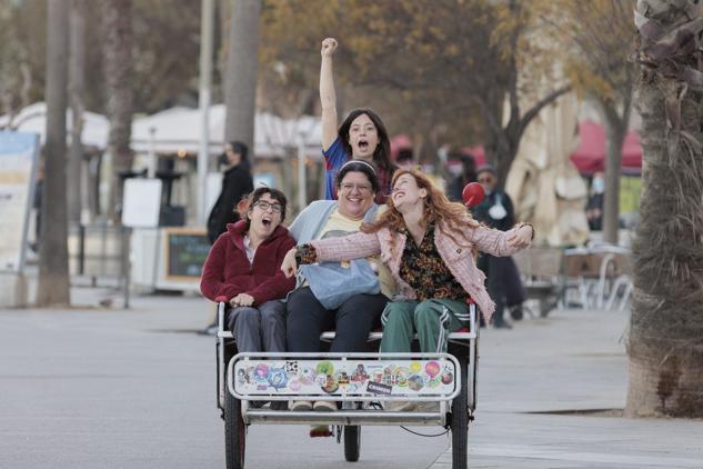 Después de vivir durante toda su vida en varios centros, cuatro mujeres con diversidad funcional conviven en un piso tutelado de Barcelona, buscando lo que son en un mundo en el que ya lo ha decidido. Natalia de Molina, Anna R. Costa, Anna Marchessi y Coria Castillo protagonizan esta comedia de cinco capítulos basada en la novela Lectura fácil de Cristina Morales y adaptada y dirigida por Anna R. Costa (Arde Madrid). 