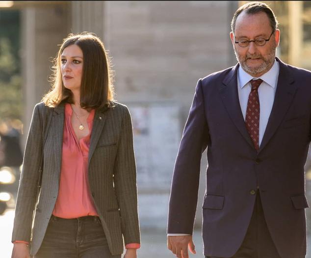 Tres días antes de su boda Julia recibe la noticia de que su padre, con el que no ha tenido una buena relación, no asistirá a la boda, pero debe admitir que tiene una buena excusa porque acaba de morir. Sus sueños nupciales se transforman en planes fúnebres, pero en casa le aguarda una sorpresa que le llevará a emprender un viaje por carretera en el que tratará de recuperar el tiempo perdido. 