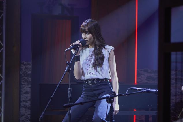 Este retrato generacional sobre la madurez, al lucha por abrirse camino, el amor, la complicidad y el poder de la amistad cuenta la historia de Candela, una chica que trabaja en una empresa de logística mientras persigue su sueño de convertirse en cantante. Su vida cambia cuando un ejecutivo de una discográfica le escucha cantar en un bar la misma noche que se reencuentra con Diego, un antiguo compañero de instituto que sueña con ser boxeador. Aitana Ocaña y Miguel Bernardeau, pareja en la vida real, son sus protagonistas.