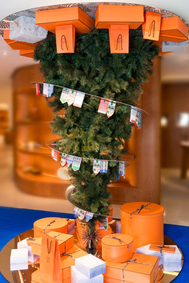 La boutique Hermès muestra sus fiestas desde un nuevo punto de vista; la estrella por el suelo y los regalos esparcidos (también boca abajo).