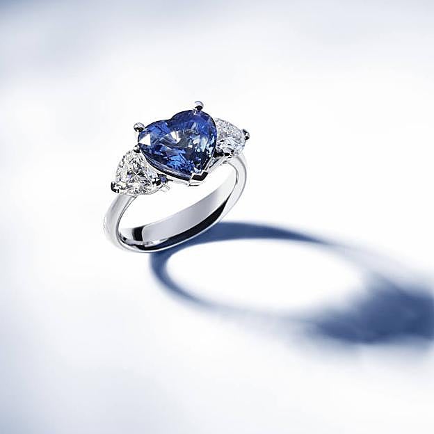 Imagen principal - Sobre estas líneas, piezas de la colección Blue Carpet, con zafiros y diamantes blancos y amarillos.