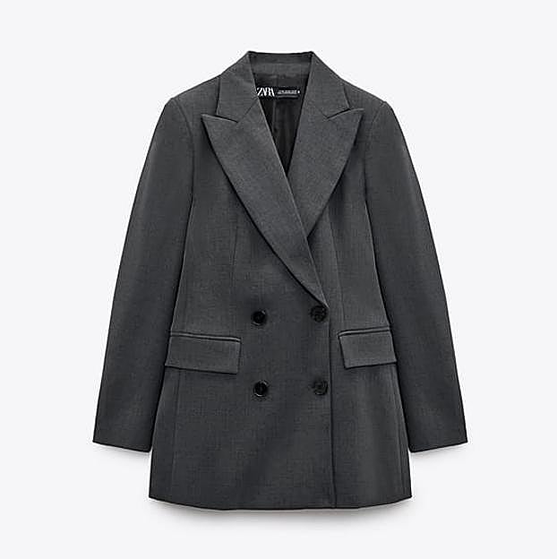 Imagen principal - Blazer de Zara, sandalias de Redondo Brand x Martinelli y vaqueros de Mango.