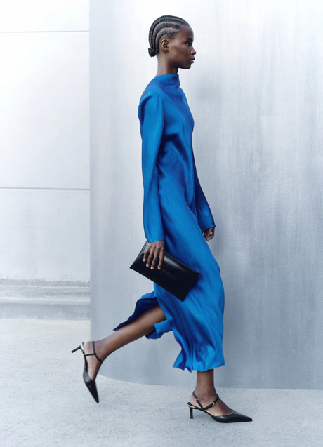 Imagen - Vestido de satén azul de Massimo Dutti, 99,95€.