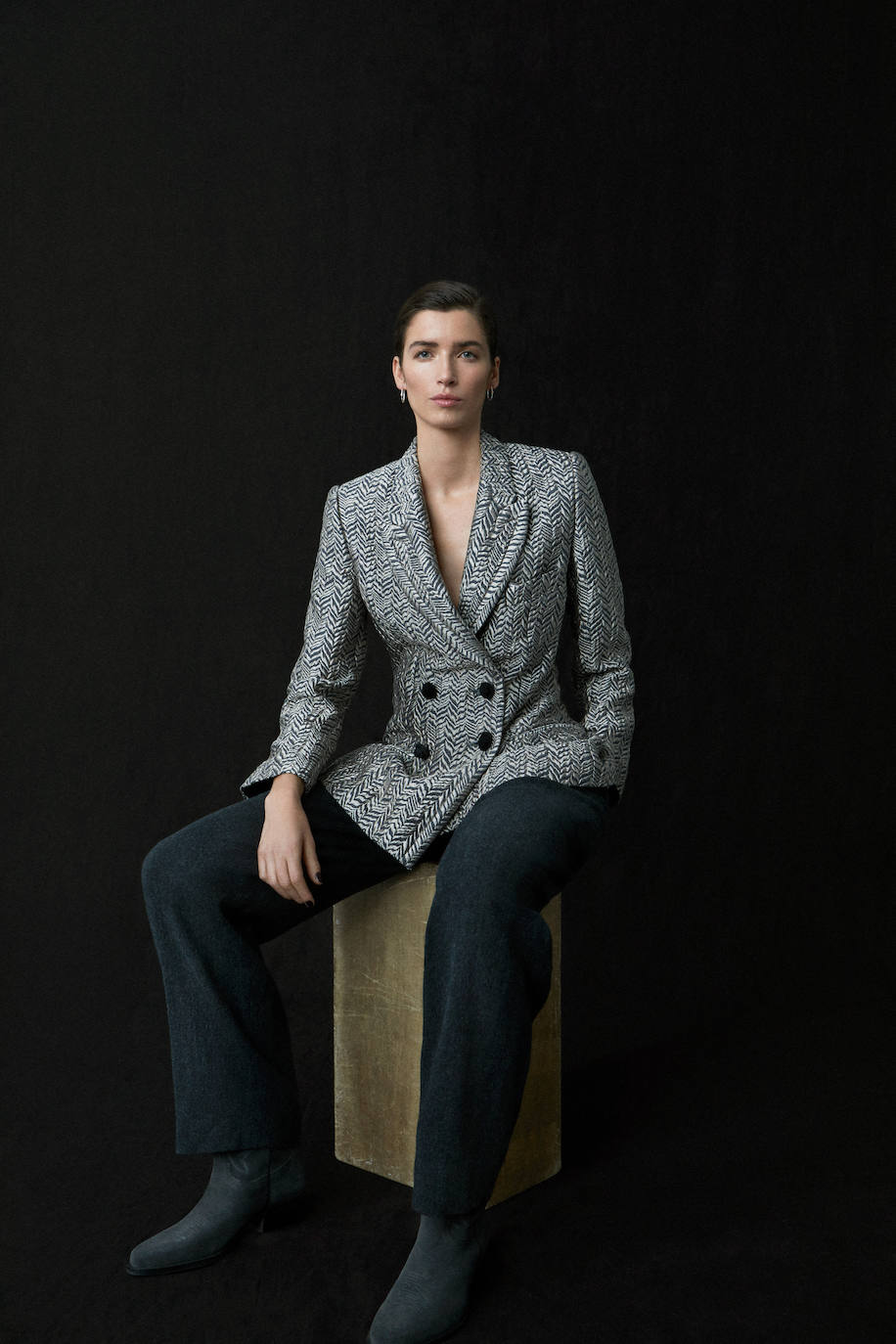 Traje de chaqueta y pantalón de Emporio Armani, botas de It Shoes y pendientes de Tous.