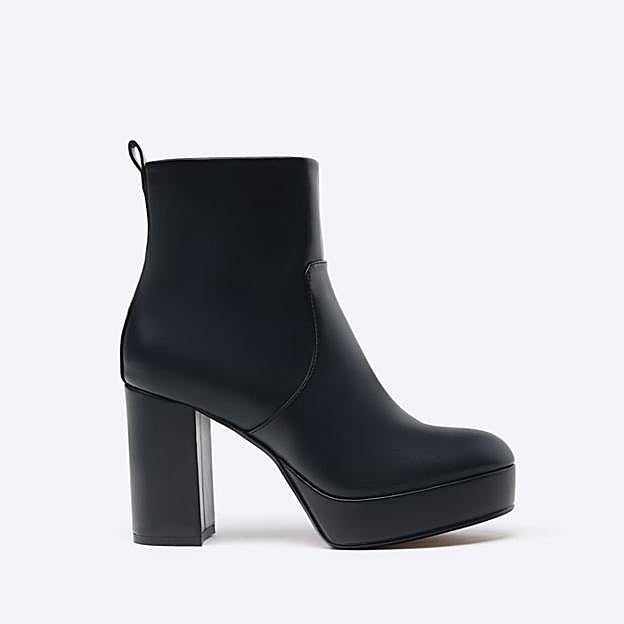 Botín plataforma de color negro de Lefties (29,99 euros).