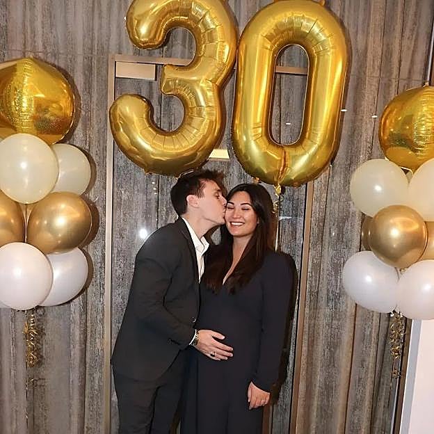 Louis Ducruet, sobrino del príncipe Alberto, besa a su esposa embarazada en el día de su cumpleaños. 