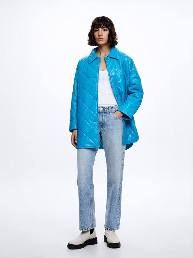 Chaqueta acolchada en tejido defecto piel con silueta relajada, manga larga, cuello camisero, cierre de botones a tono y bolsillos, en turquesa. Cómprala a 59,99 euros.