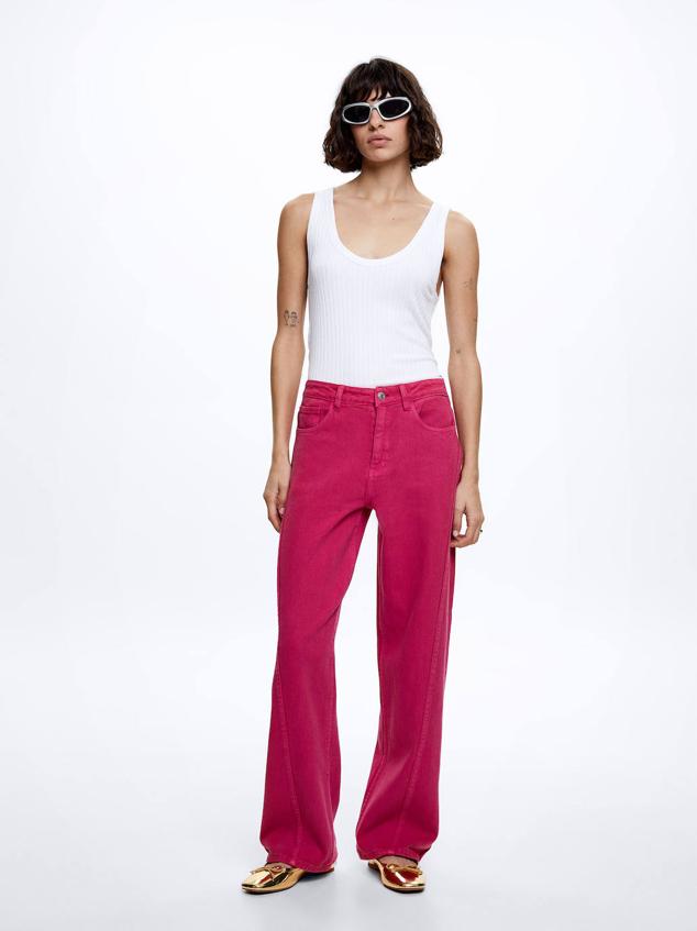 Pantalones denim wide leg con perneras anchas y rectas, tiro alto, trabillas para el cinturón y bolsillos, color fucsia. Su precio es de 29,99 euros.