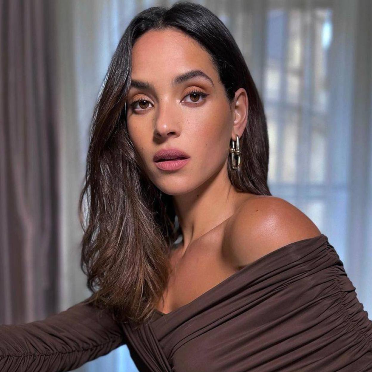 La piel firme y lisa de la actriz Adria Arjona la conseguirás con el silicio orgánico