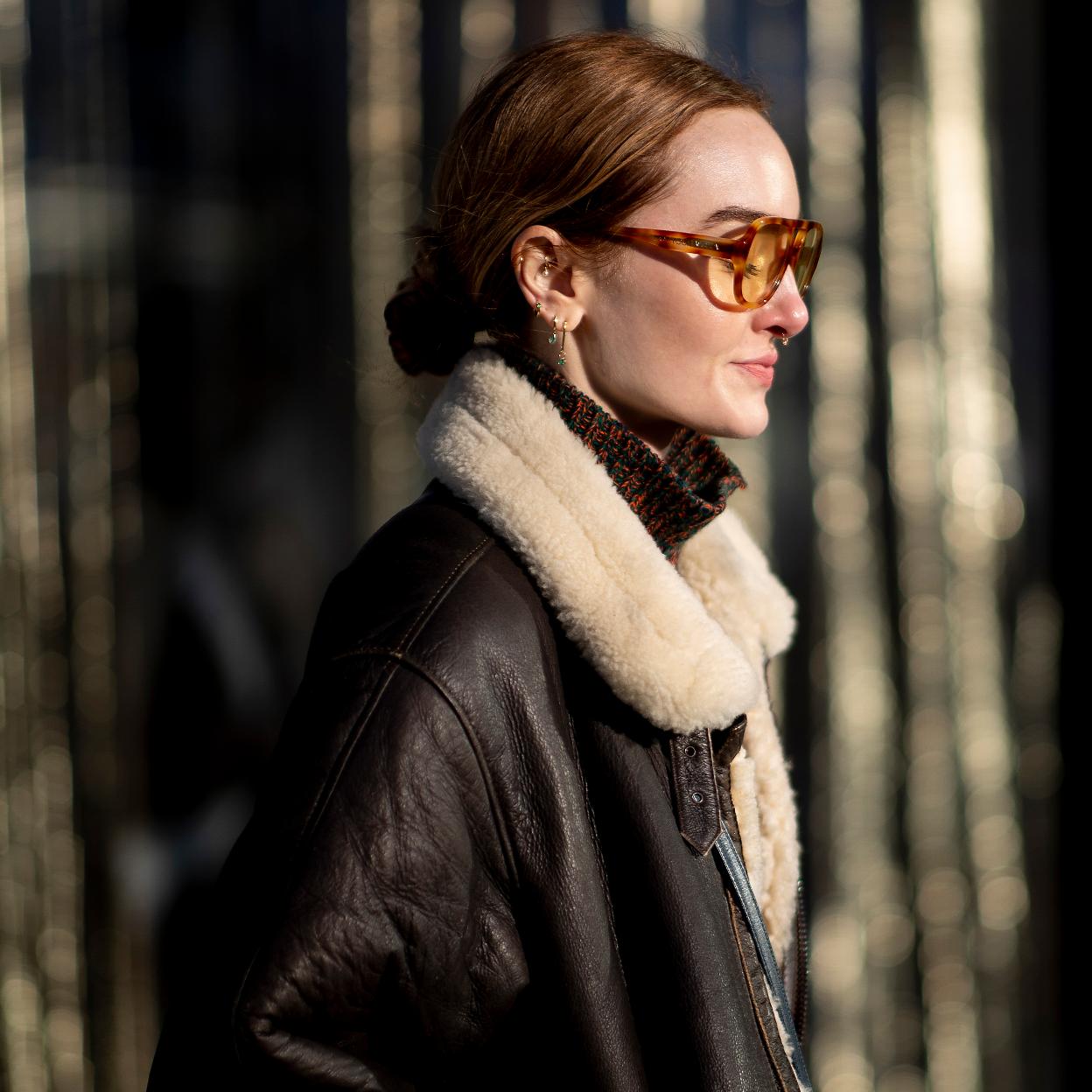 Mujer en el street style con abrigo polar y gafas de sol.