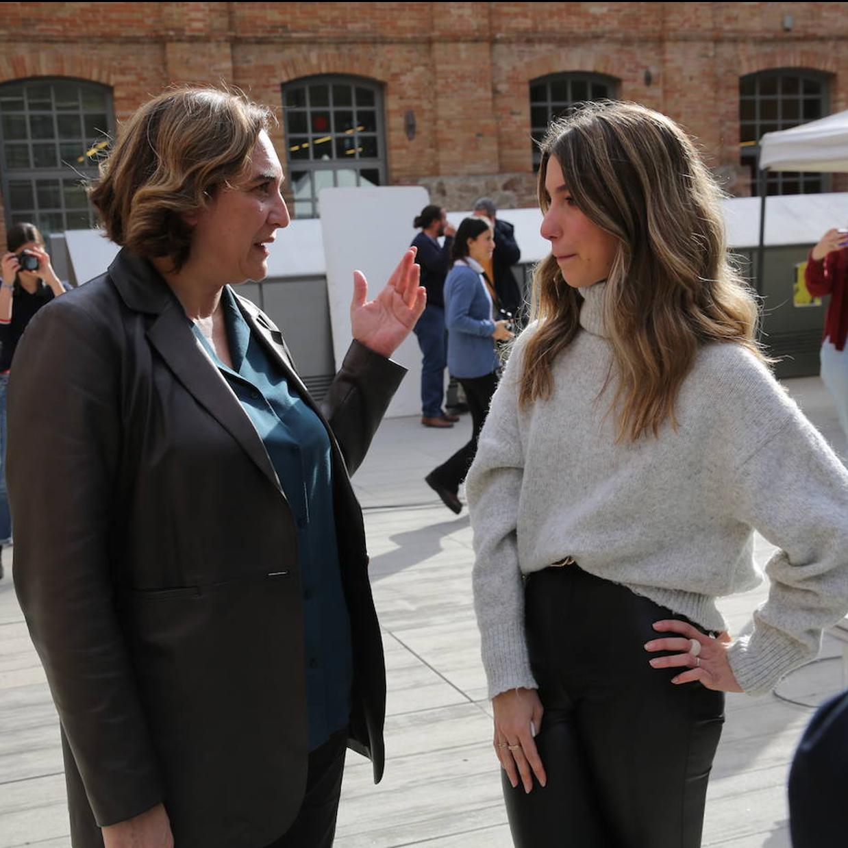 Ada Colau charla con la estudiante de Periodismo que le hizo la polémica pregunta.